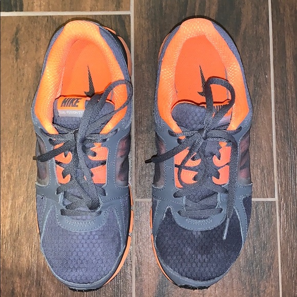 Nike dual fusion youth 6.5 sneakers worn once - Picture 3 of 5